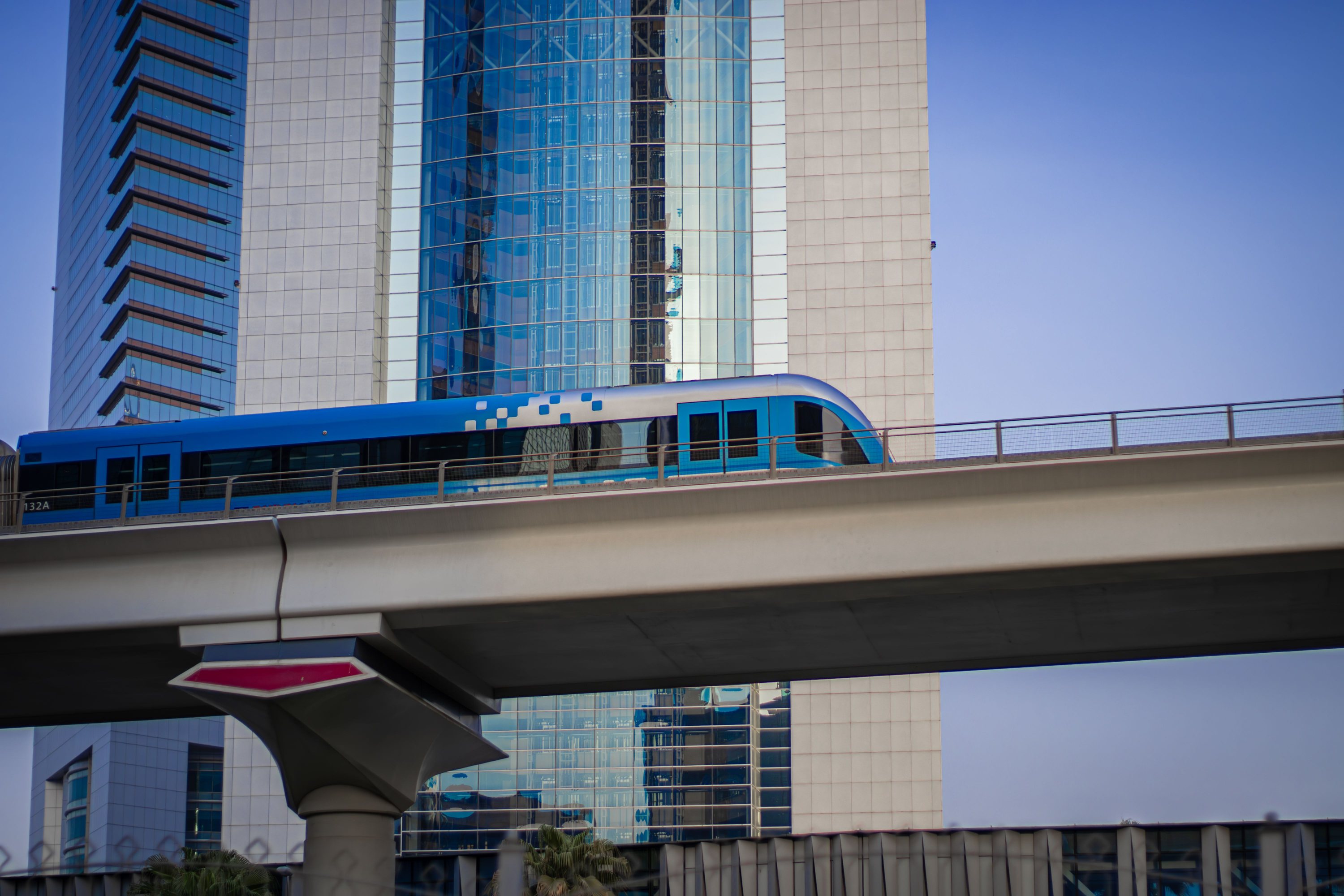 Tren del Metromover sobre la vía elevada entre edificios del centro de Miami